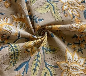 Tissu en coton imprimé à la main avec motif de vignes florales |   Base beige avec des accents moutarde et bleus - Product Image 1