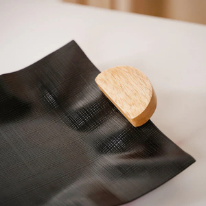 ถาดโลหะสี่เหลี่ยมสีดำพร้อมที่จับไม้ถาดเสิร์ฟสำหรับโต๊ะอาหารและจานตกแต่งอาหารเช้าทันสมัย - Product Image 6