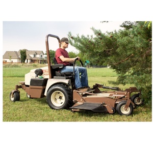 La tondeuse Grasshopper 900D, à fonctionnement fluide, est dotée d'un toit de protection haut de gamme et de 2 grands pneus motrices pour une traction à 100 %. - Product Image 6