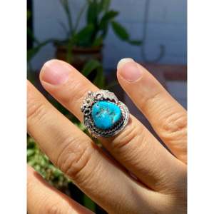 Anillo Navajo Hecho a Mano con Turquesa Kingman y Plata de Ley, Joyería Cultural Coleccionable, Talla 5.5 - Product Image 1