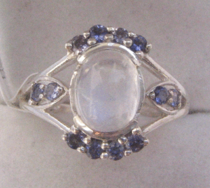Bague en or blanc faite à la main avec saphir ovale, plaqué rhodium, motif géométrique, bijoux fins pour fiançailles - Product Image 1