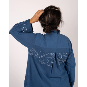 Chemise en lin AMBER 53 avec imprimé floral brodé, bleu indigo doux avec une belle décoration brodée - Product Image 5