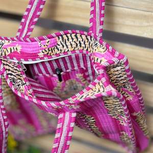 Bolso Tote Kantha con Estampado de Tigre Rosa y Cremallera, Bolso de Hombro de Algodón Acolchado Hecho a Mano - Product Image 3