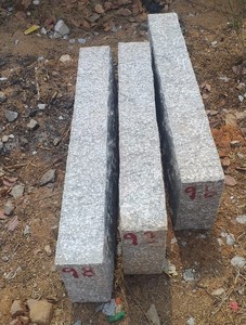 Kerbstones naturales de granito gris indio | Piedras de borde de superficie rugosa, empalizadas para paisajismo y pavimentación al aire libre - Product Image 3