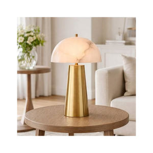 Lampe de table en pierre d'albâtre de luxe avec base en laiton doré pour chambre à coucher, salon, hôtel, complexe hôtelier, décoration intérieure - Product Image 1