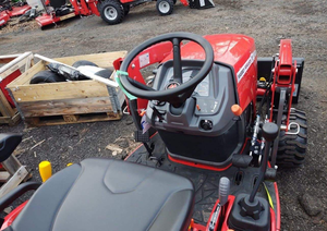 รถแทรกเตอร์มือสอง Massey Ferguson GC1725M 24.5 แรงม้า ขับเคลื่อน 4 ล้อ พร้อมที่ตักด้านหน้าและรถขุดด้านหลัง ผลิตในสหรัฐอเมริกา จัดส่งรวดเร็ว - Product Image 4