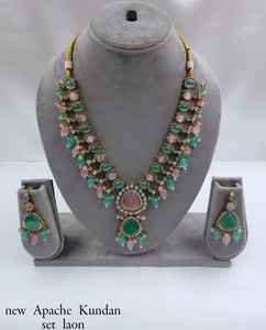 Collier ras du cou indien fantaisie traditionnel et à la mode couleur or Kundan perle boucles d'oreilles ensemble avec Mangtikka pour femmes et filles - Product Image 4