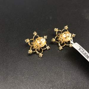 Boucles d'oreilles florales exquises en or jaune 14 carats avec diamants taille brillant pour des occasions spéciales - Product Image 3