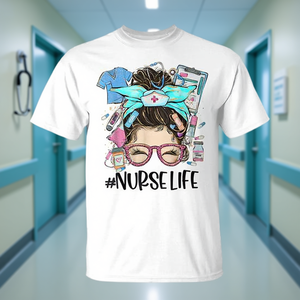 T-shirt Promozionale per la Settimana dell'Infermiera 2025 con Design a Coda di Cavallo Disordinata e Bandana con Occhiali Leopardati per Infermiere - Product Image 3