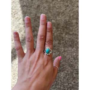 Anillo de Plata de Ley y Turquesa Kingman Hecho por Artesanos Navajo, Joyería Coleccionable Cultural, Talla 7 - Product Image 2