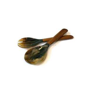 Ensemble de cuillères en corne fabriquées en Inde avec manche en bois, écologiques, compatibles lave-vaisselle, ustensiles pour salade, cuisine domestique, fabriqué en Inde - Product Image 1