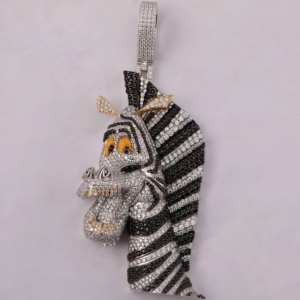Colgante de Cabeza de Cebra para Hombre, Estilo Hip Hop, Chapado en Oro con Detalles en Negro y Amarillo, con Incrustaciones de Moissanita - Product Image 4