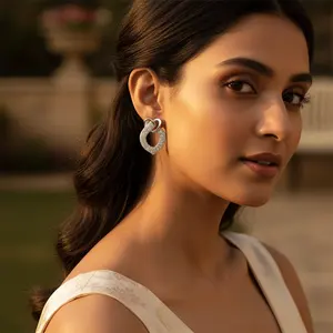 ต่างหูคริสตัลสีเงินสำหรับผู้หญิงที่สง่างามพร้อมเครื่องประดับหรูหราประดับด้วยคิวบิกเซอร์โคเนีย - Product Image 2