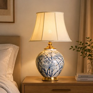 <span class=keywords><strong>Lampada</strong></span> da Tavolo in Ceramica Stile Chinoiserie Blu e Bianco con Accenti Dorati, Paralume in Tessuto, <span class=keywords><strong>Lampada</strong></span> Decorativa per Camera da Letto, Soggiorno, Ingresso, Comodino - Product Image 1