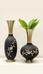 Juego de dos jarrones Art Deco de aluminio mate negro clásico moderno y elegante con incrustaciones florales doradas con cuellos metálicos para el estilo del hogar - Product Image 3