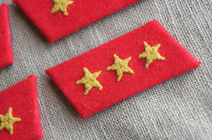 Écusson de col brodé à la main en fil de bullion de couleur personnalisée 2025 avec bouton-pression et attache de col en laiton - Product Image 2