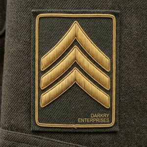 Écusson brodé triple chevron en fil d'or fait main, en feutre vert olive, insignes de grade, service sur mesure pour uniformes - Product Image 1