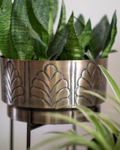 Lujosa maceta cilíndrica de metal con aspecto martillado con acabado de bronce cálido para estilo de jardín de apartamento urbano - Product Image 1