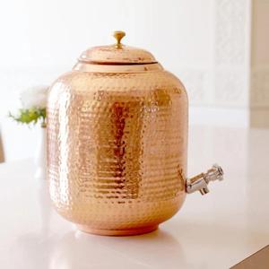Distributeur d'eau en cuivre fait main de la meilleure qualité avec réservoir de stockage d'eau potable ayurvédique pour un usage quotidien à la maison, disponible à la vente - Product Image 1