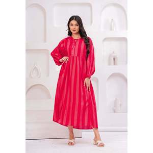 Robe en coton rose avec jupe ample, longueur ras du sol, élégante et décontractée, taille XL, avec détails translucides pour les occasions de jour - Product Image 1