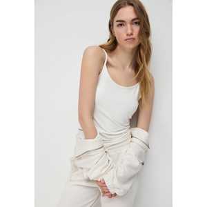 Blusa Casual Blanca Entallada con Cuello en V, Hombros Descubiertos y Logotipo Frontal - Product Image 3