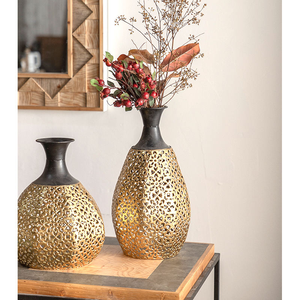 Florero de Aluminio Hecho a Mano con Acabado Plateado, Perfecto para una Decoración de Estilo Rústico o Campestre - Product Image 5