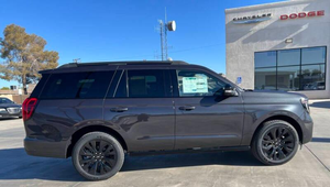 Nouveau pour 2023 : SUV Expedition Platinum Manuel R18 avec toit en métal foncé et caméra arrière À VENDRE - Product Image 4