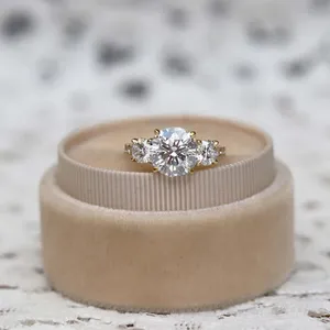 Anillo de compromiso de tres piedras de diamante cultivado en laboratorio de corte redondo de 1,5 quilates, anillo de boda con ajuste de enrejado, joyería clásica de diamante de laboratorio - Product Image 1