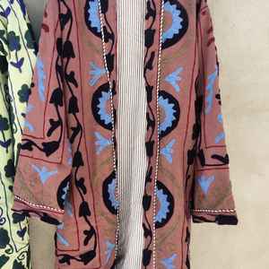 Kimono Bordado Suzani de Alta Calidad, Estilo Patchwork Boho, Ropa de Estar y de Playa, Precio al por Mayor - Product Image 1