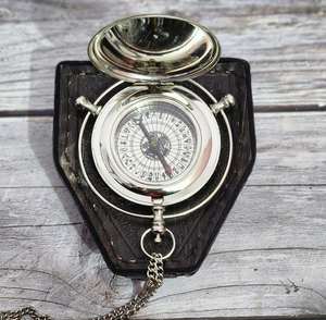 Brújula Alethiometer de Latón Grabada Personalizada, Regalo Único para Llevar en el Bolsillo, para Bautizos, Cumpleaños, Senderismo y Campamento - Product Image 3