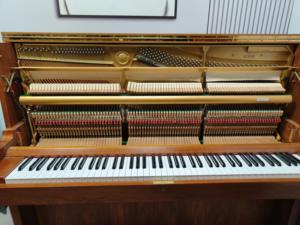 Piano Vertical Yamaha W109B, Color Marrón Japonés, Usado, Piano Acústico, Diseño Clásico Elegante, Excelente Tocabilidad, Tono Cálido y Rico - Product Image 4