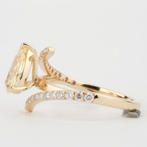 Bague de fiançailles et d'anniversaire en zircone cubique jaune taille poire, style Bypass Pave, pour elle - Product Image 3