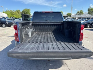 CLEAN 2024 C H e V R o L E T Plata ado 1500 Custom Crew Cab 4WD - Product Image 2