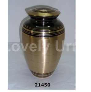 Urna para adultos funeraria de cremación de latón para cenizas humanas con negro y dorado, adecuada para cementerio - Product Image 1