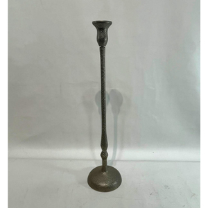 Tres elegantes candelabros de diferentes alturas con acabados únicos, cada uno con textura martillada, colección a precio de mayoreo. - Product Image 2