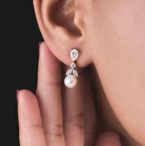 Exquisitos pendientes colgantes con perlas redondas con reflejos de diamantes para un elegante emparejamiento de guardarropa de La India - Product Image 3