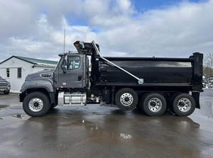 Camions à benne basculante Freightliner 114SD d'occasion abordables 2023 2024 2025, moteur Detroit 525HP, boîte automatique - Product Image 2