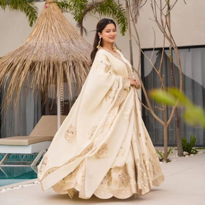 Elegante vestido de Bollywood bordado blanco en tela de seda Chinon con Dupatta secuenciada para fiestas de invierno con codificación interna - Product Image 1