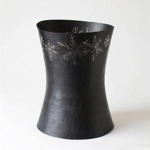 Collar de árbol de Navidad de metal artesanal con encanto rústico, ideal para esconder soportes de árboles y completar escenas festivas de vacaciones. - Product Image 2