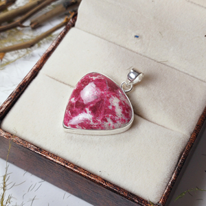 Pendentif en pierre précieuse Thulite en forme de cœur sur mesure en gros - Bijoux faits à la main en argent sterling 925 pour femmes - Product Image 6
