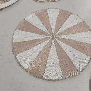 Napperon perlé Beige blanc fait à la main de luxe élégant motif floral tissé chargeur de Table pour événements à manger pendaison de crémaillère mariage - Product Image 1