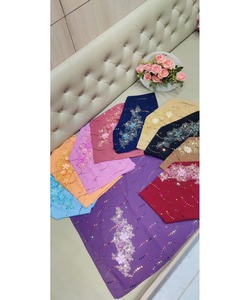 104. Arabie Saoudite Abaya pour femmes en broderies ouvertes en satin perlé style boutique classique et élégant - Product Image 3