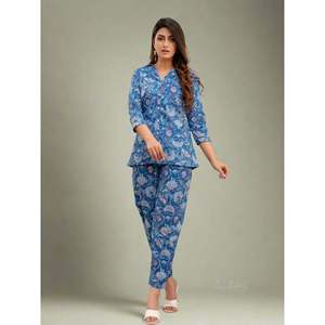 Ensemble coordonné d'été pour femmes, imprimé bleu celtique, 2 pièces, short et pantalon, détail boutonné, manches 3/4, tailles XS et XXS - Product Image 1