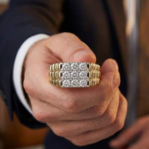 Bague Chevalière Homme en Or Jaune Massif 18 carats avec Diamants Naturels Véritables, Bande Massif à Trois Rangs Pavés, Bijou de Luxe Raffiné - Product Image 3