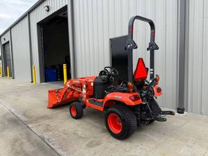 รถแทรกเตอร์สวน Kubota BX1880 รุ่นดั้งเดิม ปี 2023 พร้อมชุดตักดินด้านหน้า ระบบเกียร์ขับเคลื่อนอเนกประสงค์ สำหรับงานฟาร์มและสวน - Product Image 6