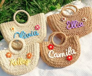 Sac de plage en paille personnalisé, sac de plage pour demoiselle d'honneur, cadeau personnalisé à tenir à la main, sac à main en paille personnalisé, cadeaux de fête de mariage - Product Image 1
