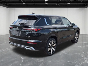 Outlander PHEV SE Berline d'occasion 2024 à vendre, transmission automatique à 1 vitesse, transmission intégrale, sièges en cuir, toit ouvrant - Product Image 5