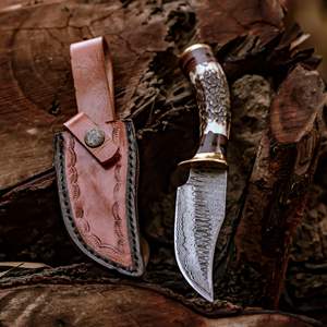 Couteau de chasse à lame fixe en acier Damas fait main OEM, manche en corne de cerf, lame à pointe clip, haute durabilité, garantie 3 ans, étui en cuir - Product Image 1