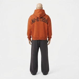 Ensemble de survêtement pour homme en deux pièces : sweat-shirt à capuche orange personnalisé avec fermeture éclair et pantalon de survêtement noir à jambes larges - Product Image 4