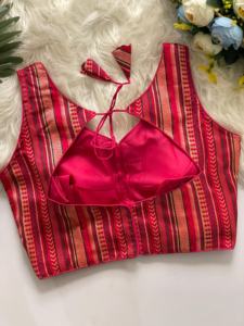 La blusa moderna tiene un material de seda banarasi pesado de varios colores, la blusa Tiene cuello en forma de V y la espalda tiene un patrón sabyasachi - Product Image 6